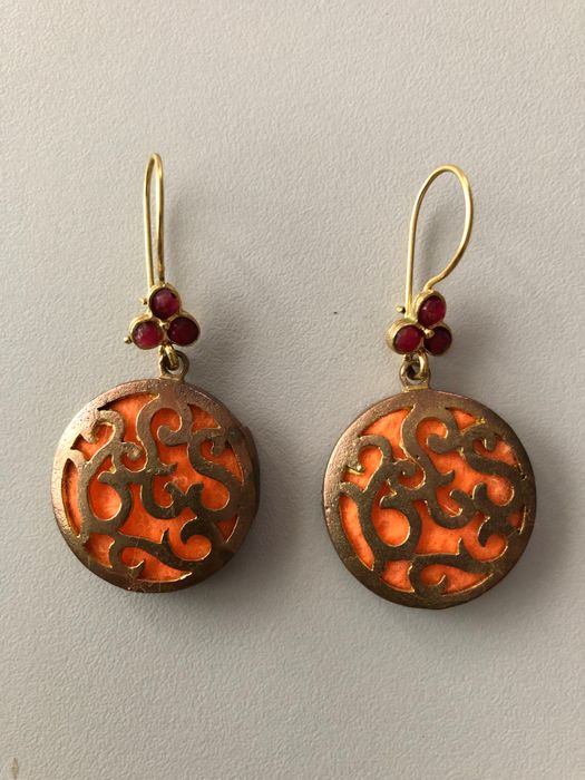 Brincos redondos com tecido laranja