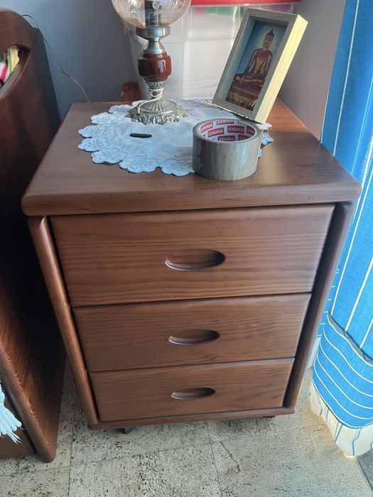 Mesa de cabeceira em madeira com rodas