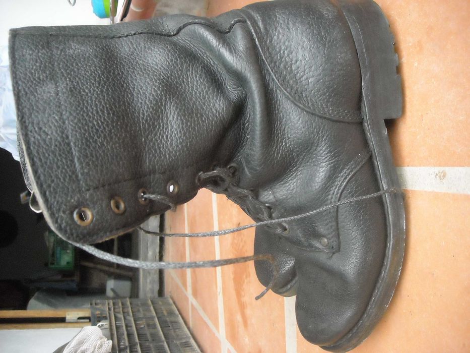 Botas da tropa antigas com pouco uso
