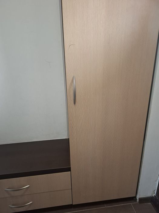 Regał biały z półkami i przedpokój