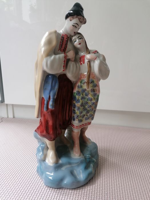 Figurka porcelana para w ludowych strojach ręcznie malowana