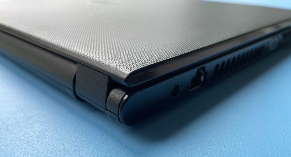 Dell Vostro 15" 3568 i5_7200U 2.50GHz 16GB DDR4 SSD 256GB Win10 Pro