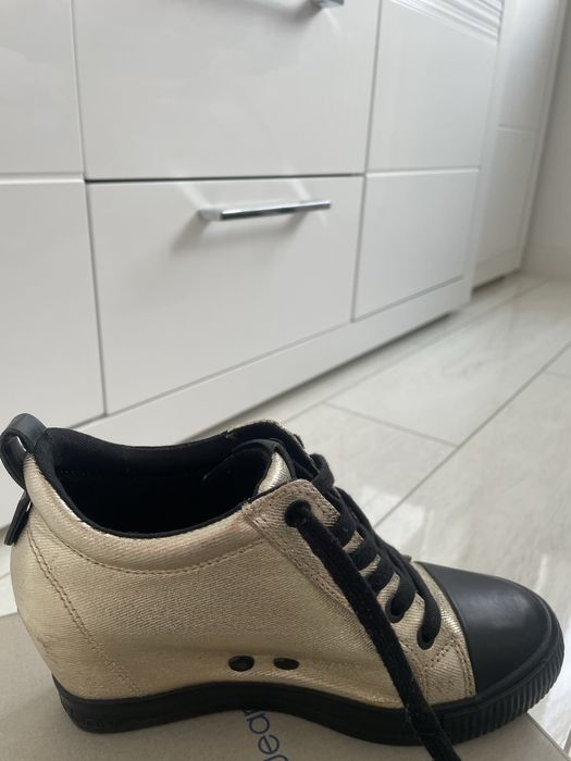 Buty sneakersy damskie na koturnie czarno złote Calvin Klein 36