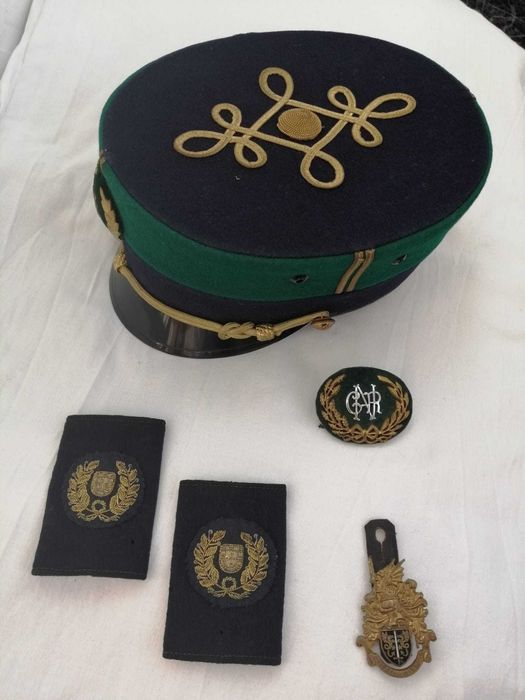 Lote com barrete de grande uniforme da GNR, miniatura de protocolo e insígnias