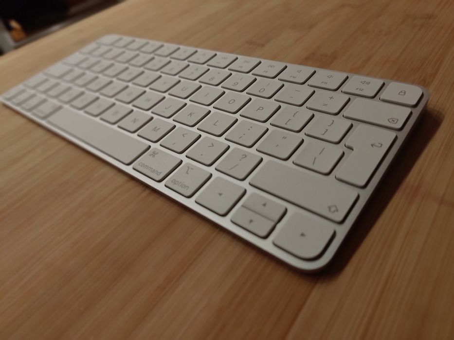 Apple Magic Keyboard Bluetooth - Like New477121413959526401