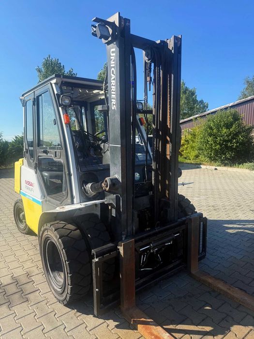Вилковий навантажувач NISSAN FD40 4000 кг здвоєні колеса кабіна дизель 2014