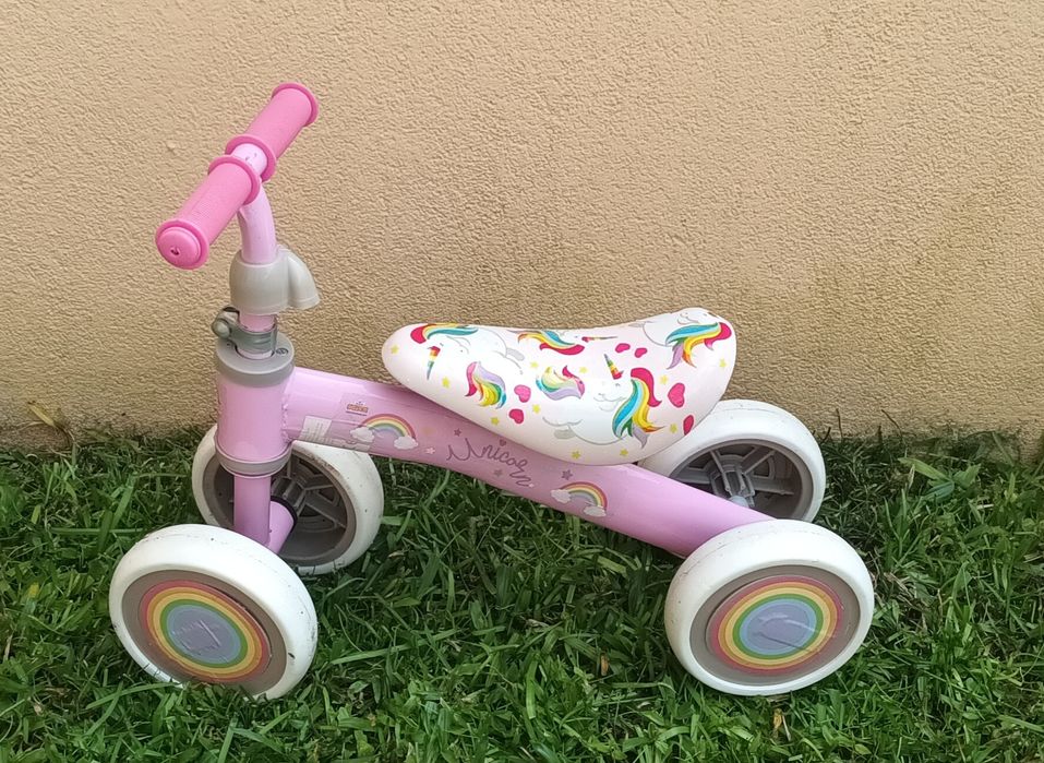 Triciclo infantil com unicórnios