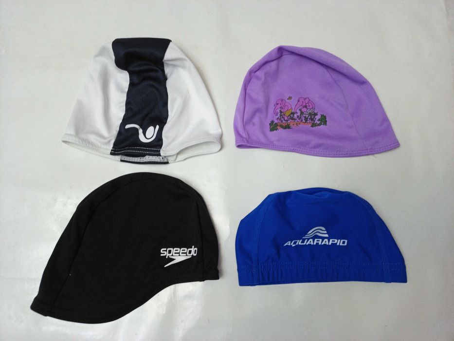 Дитячі шапочки для плавання в басейні.
