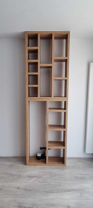 Regał z pułkami