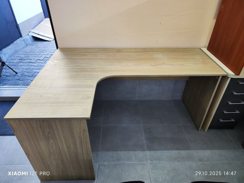 Компьютерные и письменные столы  Офисные Новый Стиль на колесиках