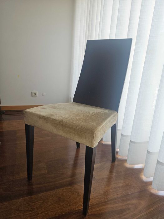 Conjunto de 6 Cadeiras forradas. pernas em madeira maciça