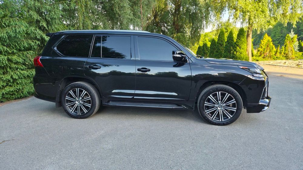 LEXUS LX570 Luxury + F Sport. 2019 год. Пробег 116 000