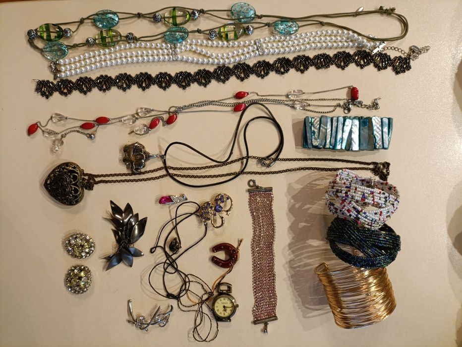 Біжутерія: буси, кольє, кліпси, браслет, брошки,