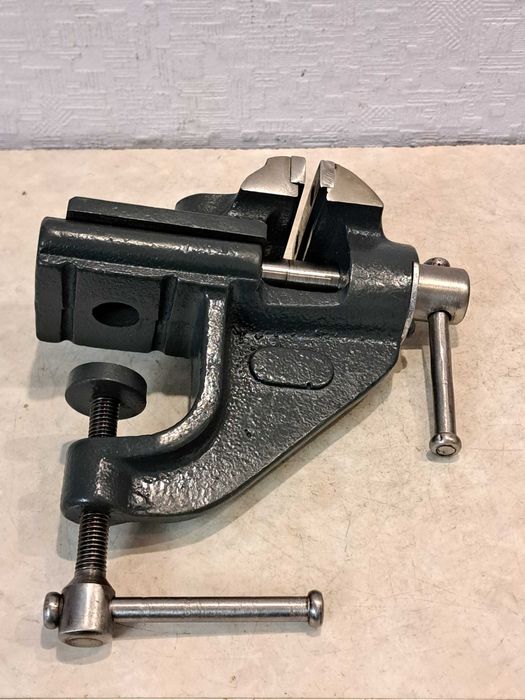 Бытовые тиски СССР - инструментальная сталь, чугун.