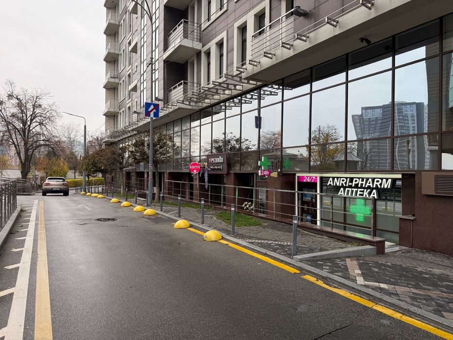 Фасад, приміщення 35 кв.м, окремий вхід, вул.Звіринецька 47