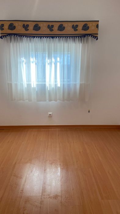 Aluga-se T2 com pátio  em propriedade vedada
