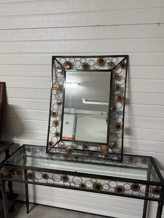 Aparador com respetivo espelho. Encontravam se em apartamento modelo