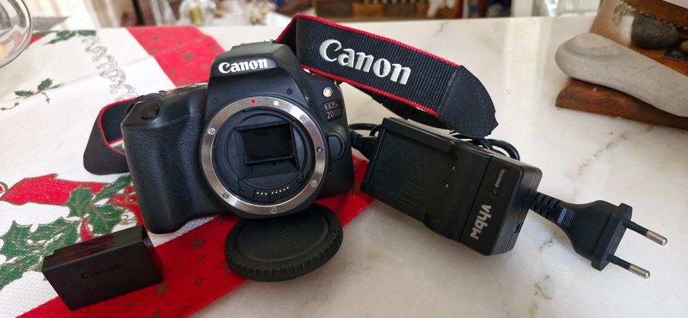 CANON 200D práticamente sem uso, carregador e duas baterias.