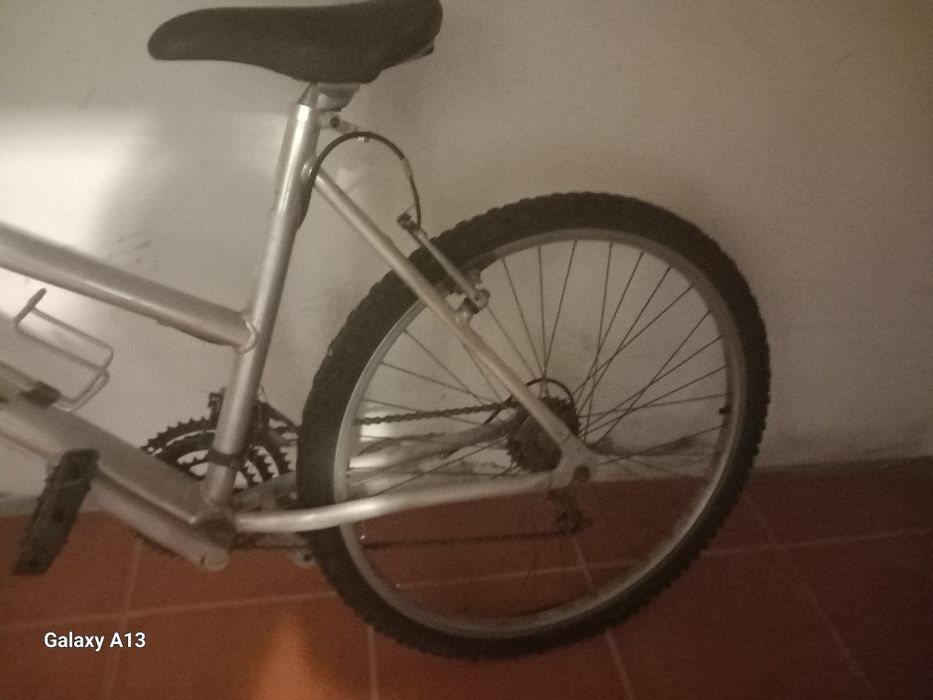 Bicicleta usada mas a funcionar bem