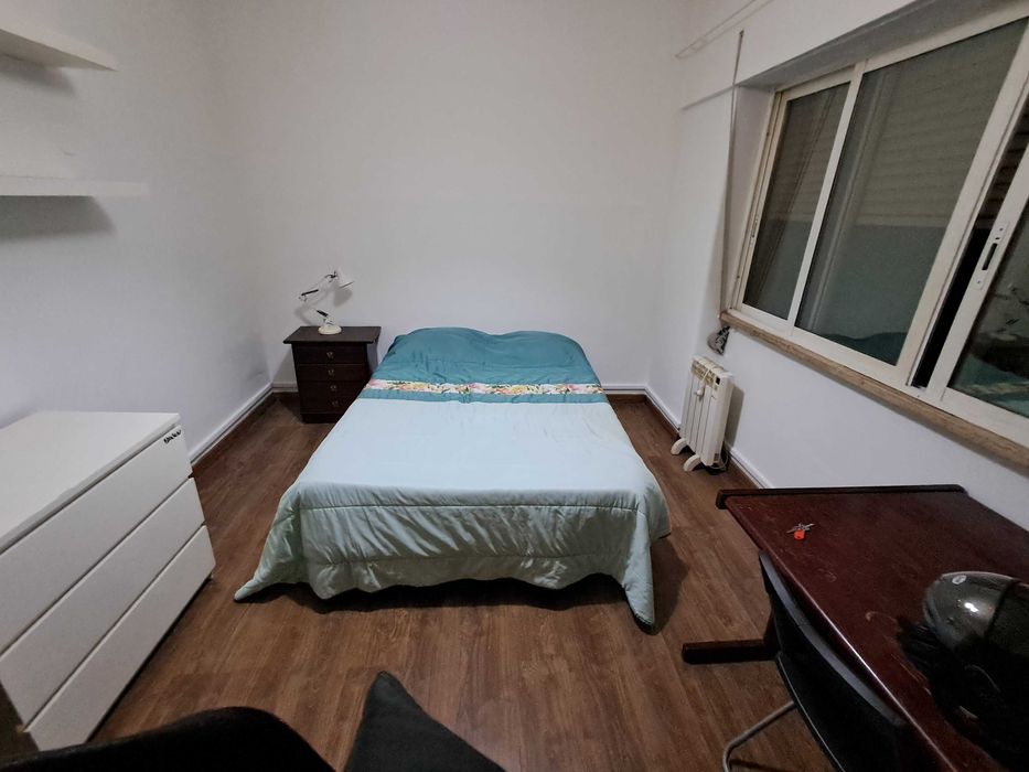 Quarto CASAL com 3 janelas. CentroLISBOA. Entrada imediata.