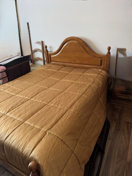 Cama de madeira usada em bom estado