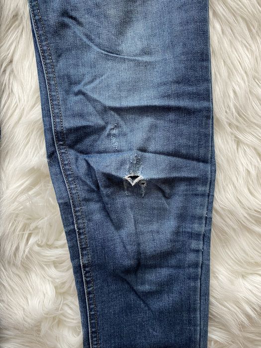 Spodnie damskie jeansowe pull&bear z dziurami skinny