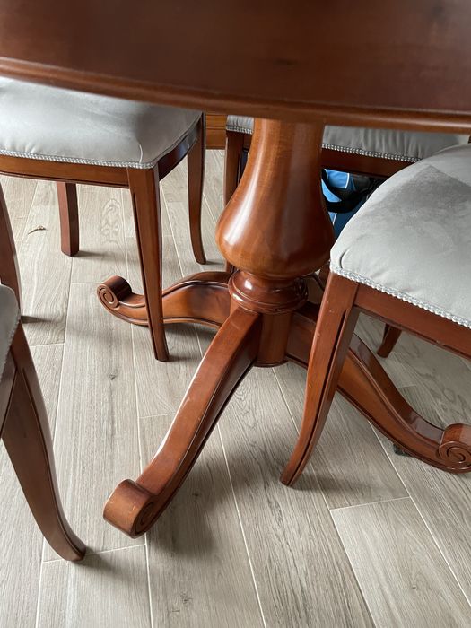 Mesa e 6 cadeiras em cerejeira. Estofadas recentemente , posso vender as cadeiras sem a mesa .