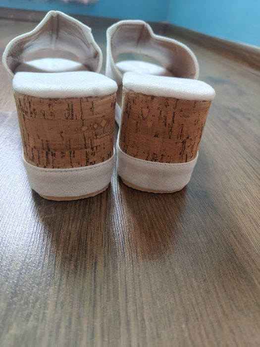 Nowe koturny białe