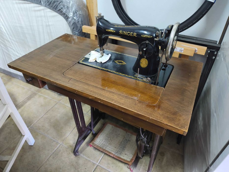 Máquina de costura Singer, com móvel