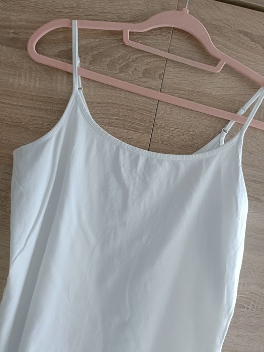 Basicowy top na ramiączkach