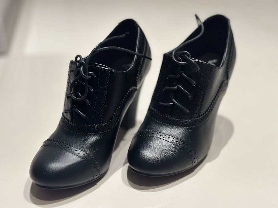 Czarne Sznurowane Półbuty