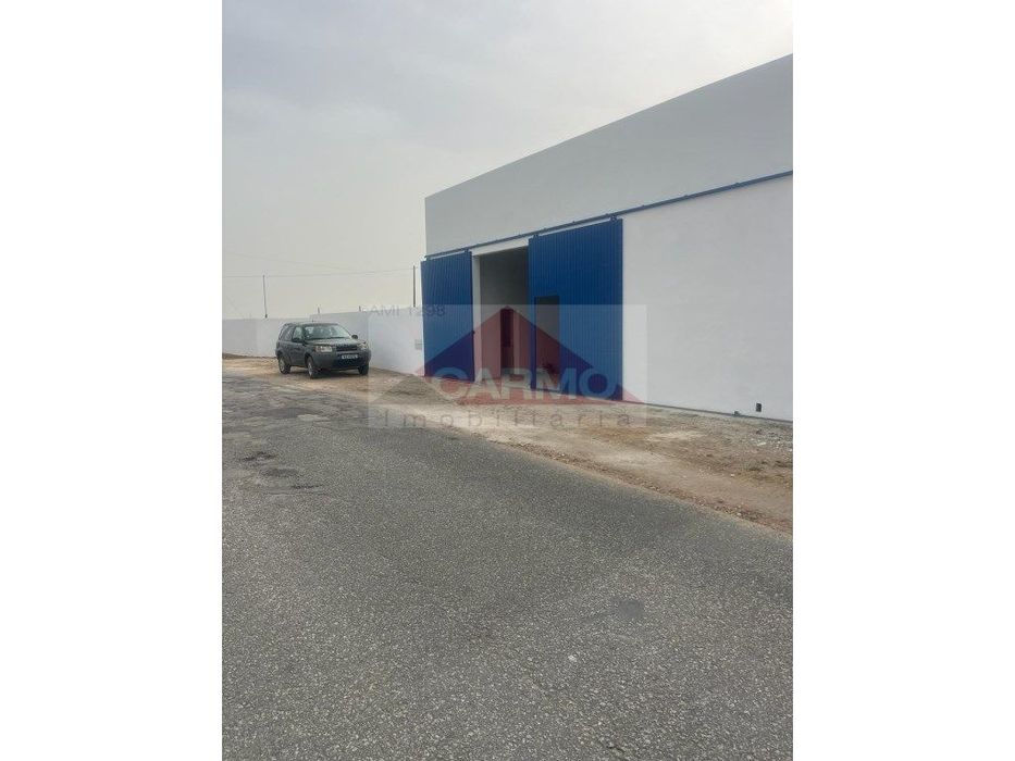 Armazém em Vale Figueira.