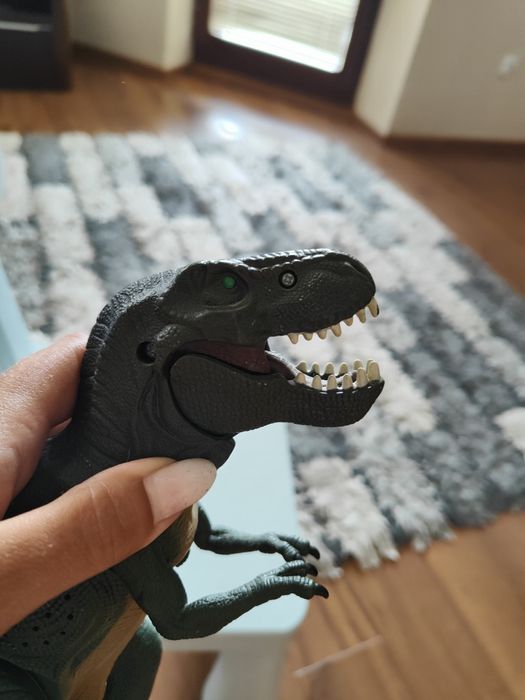 Dinozaur chodzi, ryczy