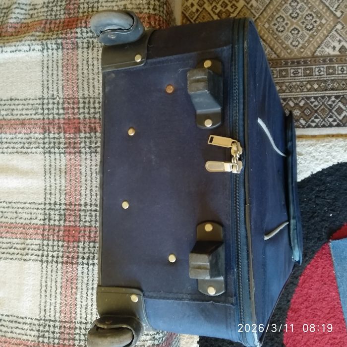 Чемодан на коліщатках,розмір 60*40*20см. Ціна 450грн.