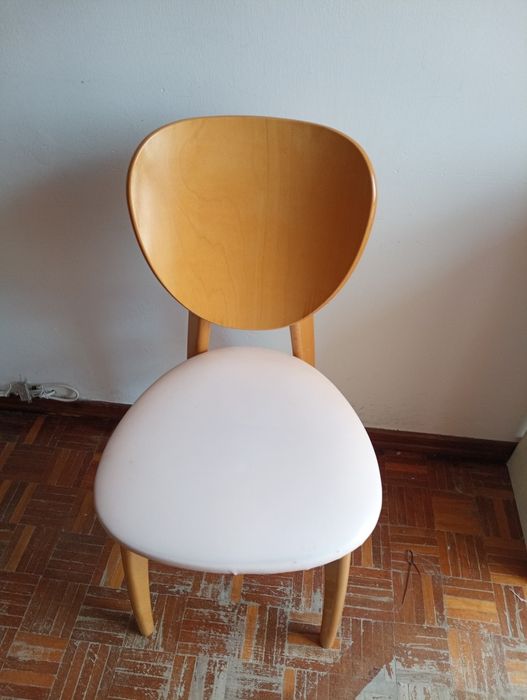 Cadeira em madeira e pele: 86 cm altura 42 largura do assento