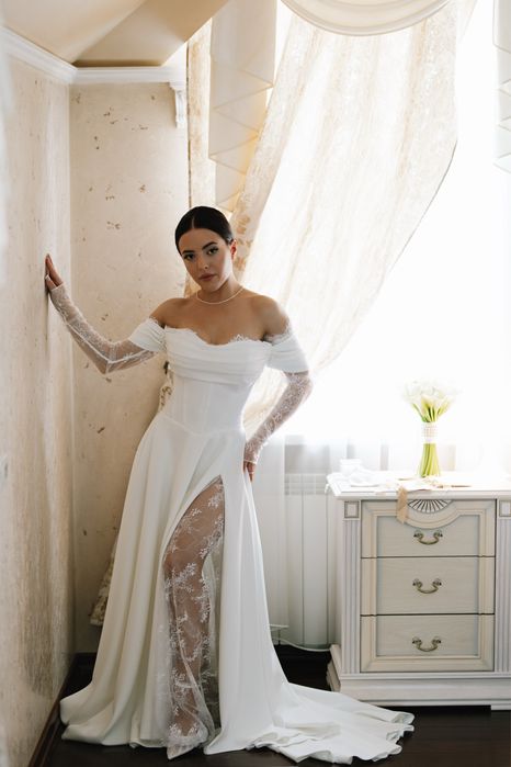 Весільна біла сукня зі шлейфом