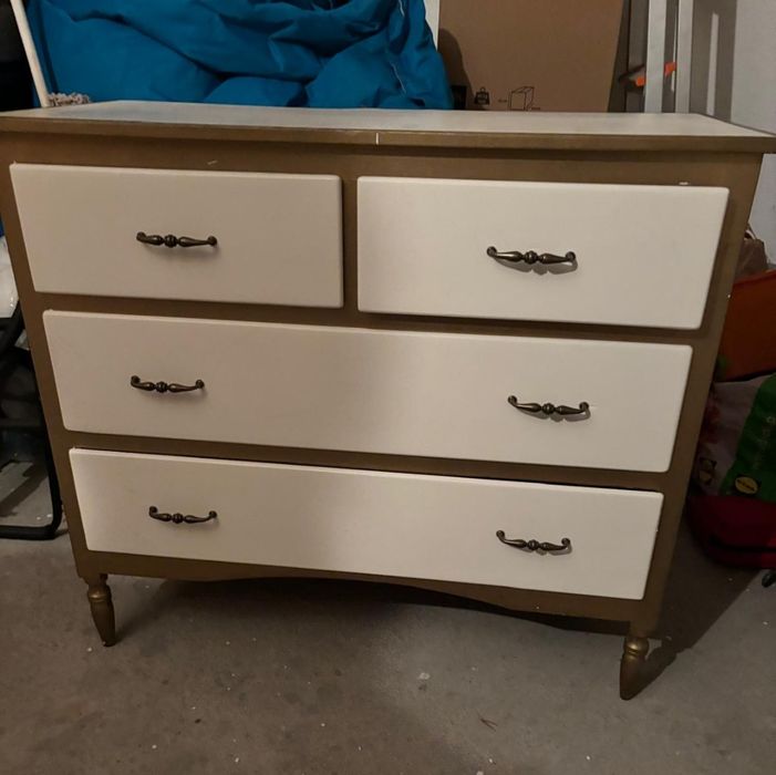 Cómoda vintage restaurada em branco e dourado