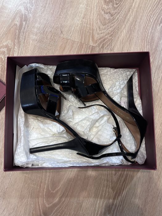 черные лакированные босоножки Bally на высоком каблуке.