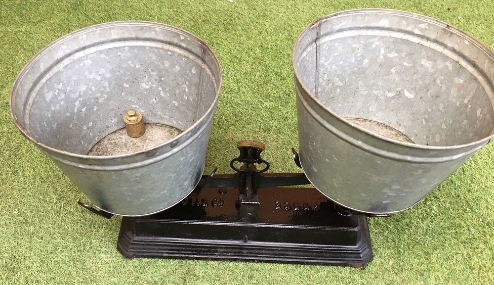Balança de mercearia antiga, a funcionar 10 kg