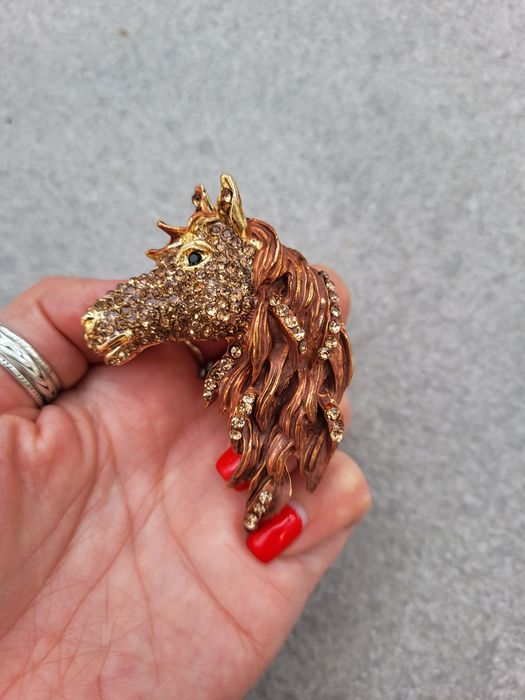 Broszka ozdobna koń