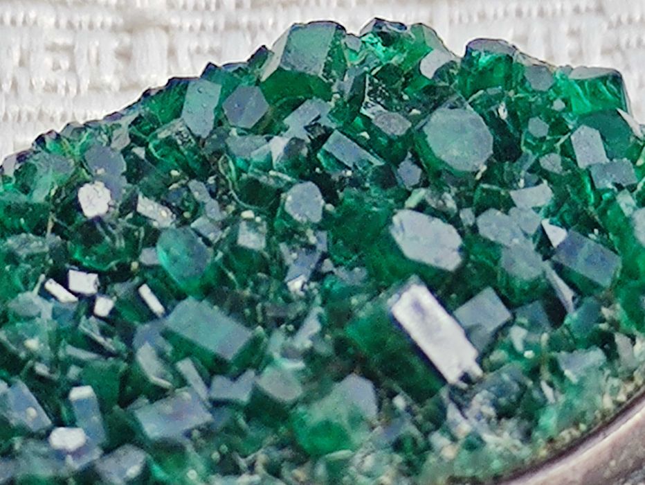Przepiękne srebrne kolczyki z naturalnym uwarowitem (granat zielony).