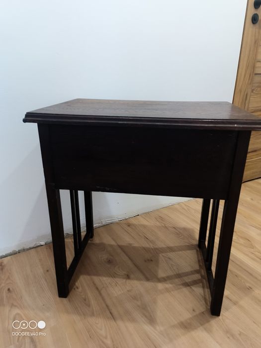 Drewniana komódka stolik