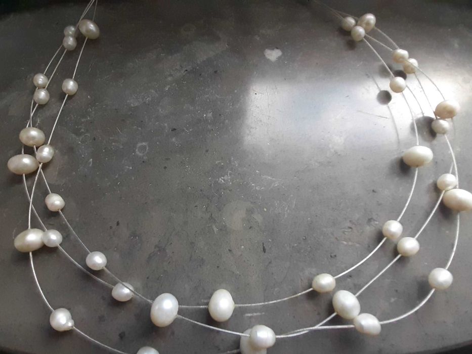 Fio com 3 filas pérolas e fecho em prata, Nunca usado