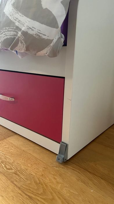 Cama com colchão e camiseiro