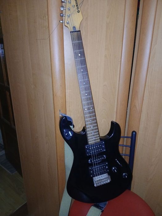 Електрогітара Yamaha ERG 121