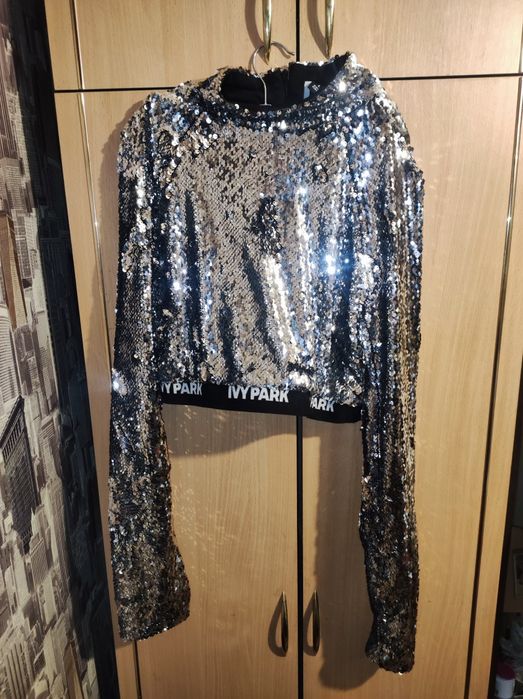 Кофта в паетках дуже гарна.