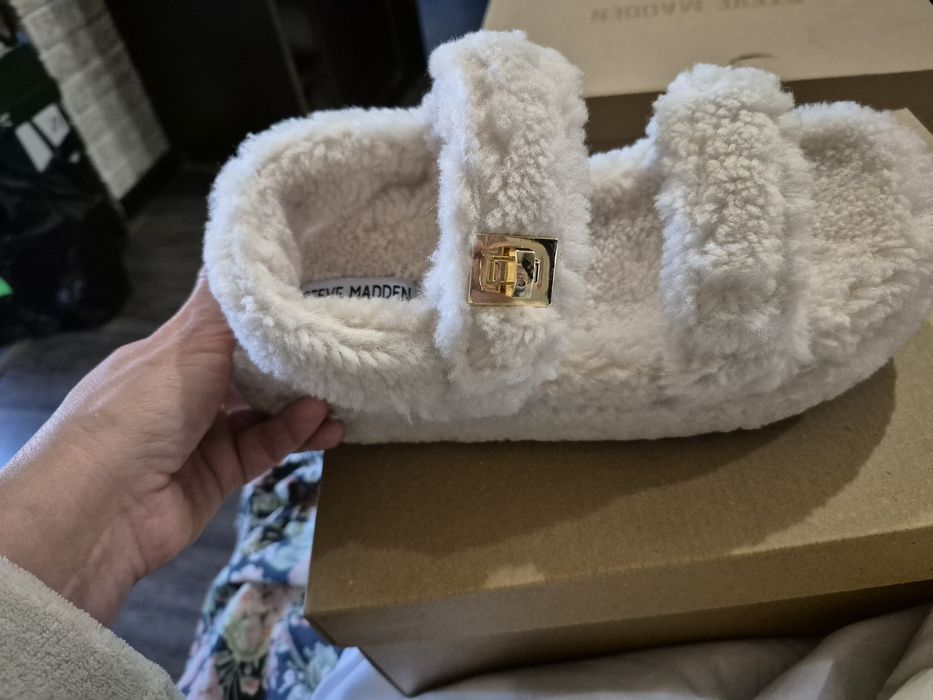 Продам босоніжки Ugg