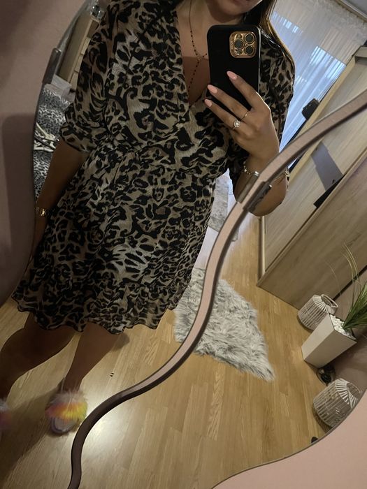 Sukienka panterka z falbanką