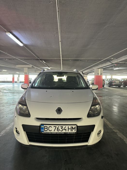 Продам автомобіль марки Renault Clio 2012 року з надійним мотором 1.5 дизель 
Їздив на авто закордоном 3 роки, в 2019 році пригнав її для себе, ні разу не підвела, обслуговувалась вчасно та якісними запчастинами 
Недавно замінив наконечники рульової тяги, замінена гальмівна рідина, рульова поміняна, масло в коробці і моторі теж поміняв
Турбіна відреставрована 5 тисяч км тому, на гарантії, ремінь грм замінений, новий акумулятор
Машинка економна, розхід по трасі 3-4 літри, по місту до 5.5 літрів
Комплект літньої резини на дисках титанових 
Продаю по причині потреби більшого авто
Готовий до перевірок на СТО