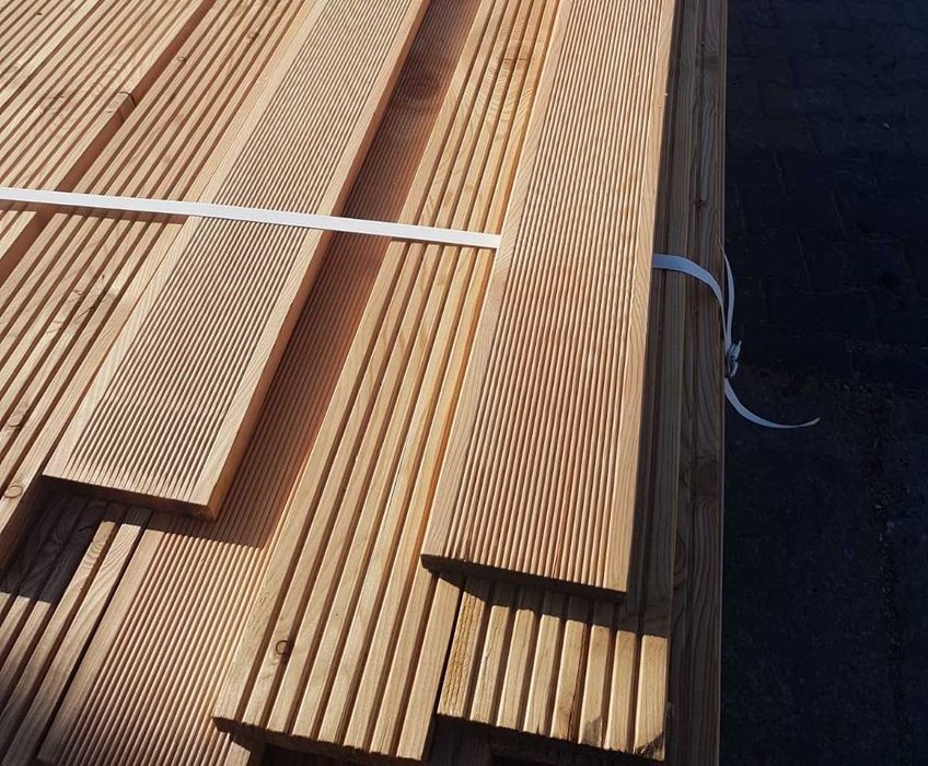 Deski tarasowe modrzew syberyjski 28x150mm ryflowana i gładka deska